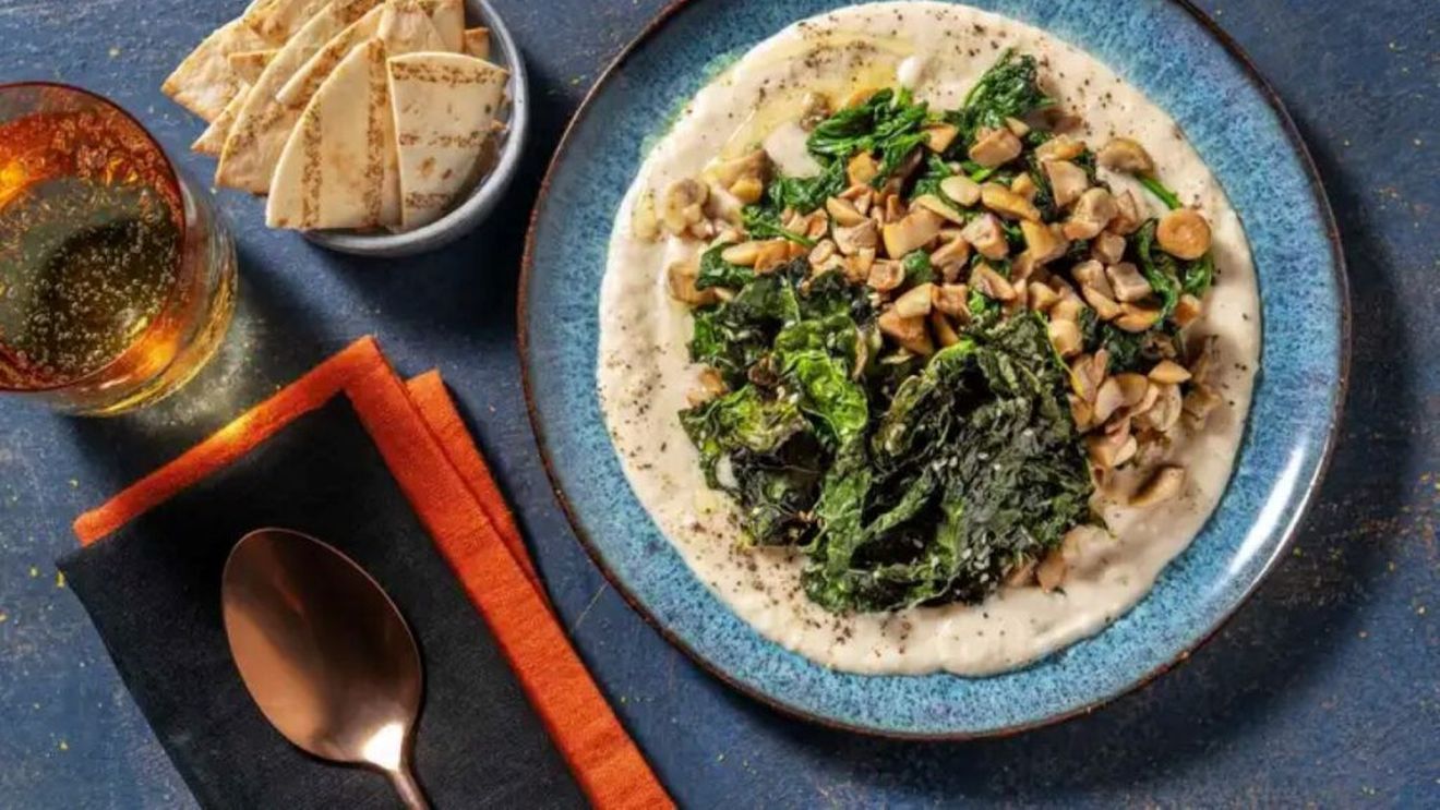 Supă cremă de ciuperci cu fasole, servită cu spanac sotat și orice alt adaos poate sugera inspirația: bacon, cașcaval, nuci, alune, semințe de dovleac sau de floarea soarelui