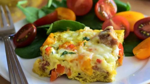 Mic dejun de inspirație mexicană/Legume, brânză, bacon și ouă, pentru o masă sățioasă de început de zi