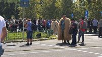 Oierii din Botoșani reiau protestele. Amenință că vor duce la București bălegar și lapte amestecat cu aracet