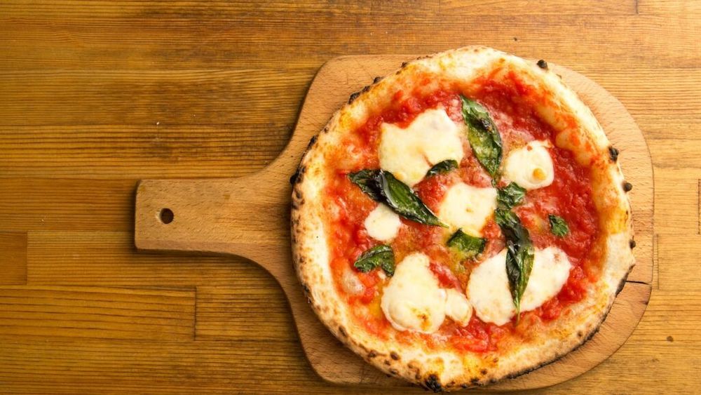 INFOGRAFIC: Unde se găsesc cea mai ieftină și cea mai scumpă pizza Margherita din România / Prețul mediu al acestui preparat este de 31 de lei în țară