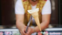 Dondurma, înghețata turcească ce nu se topește ușor și poate fi întinsă ca o gumă. Secretul stă într-o orhidee rară