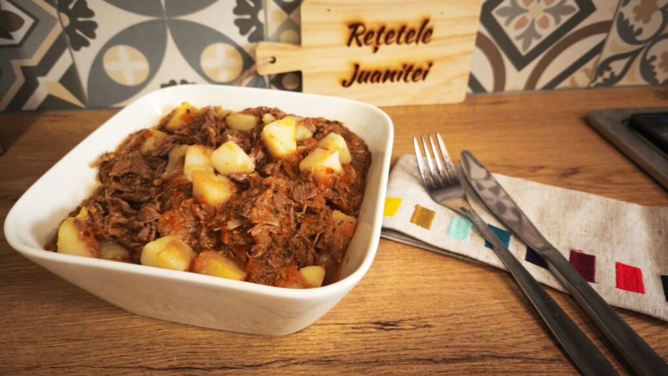 Rețetele Juanitei | Tocană de cartofi cu falcă de porc bine gătită și sos de buchet de legume, cu cât mai multe cu atât mai bine
