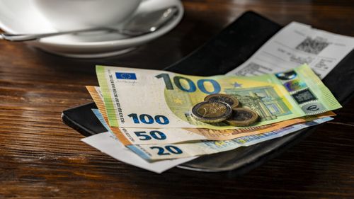 Ce trebuie să verifici înainte să plătești la restaurant în vacanță / Cele 12 reguli care te pot scuti de zeci de euro în plus