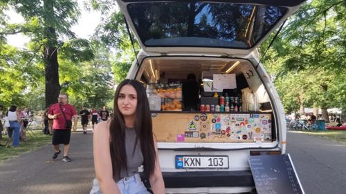 FOTO-VIDEO | Fostă ambulanță din Republica Moldova, transformată în cafenea pe roți, la Timișoara. Barista și șofer este Daniela, studentă la Drept: „A avut și ghinioane. Odată i-au furat espressorul, care costa 5.000 de euro”