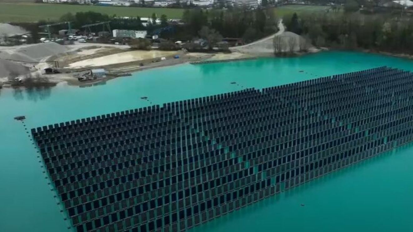 VIDEO | Germania testează prima instalație fotovoltaică plutitoare cu panouri montate vertical, o soluție inovatoare pentru eficiență energetică și protecția mediului