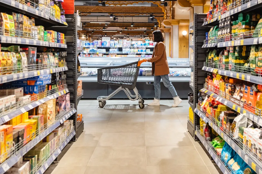 vanzatoare-magazin-supermaket-cumparaturi-alimente-retail-inflatie