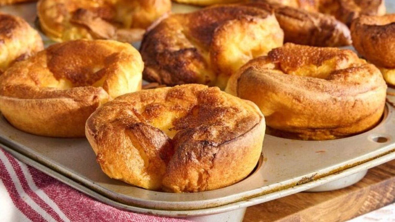 Yorkshire pudding, un preparat emblematic al gastronomiei britanice. Ca o gogoașă foarte înaltă și umflată, rumenă și îmbitoare, dar coaptă în cuptor în forme de brioșe, din compoziție ca cea de clătite