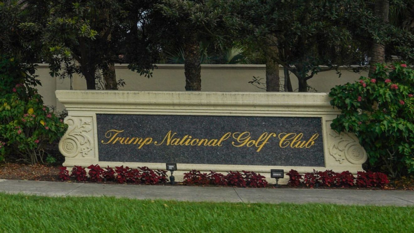 Un club de golf deținut de Donald Trump economisește 257.000 de dolari pe an printr-o scutire de impozit acordată pentru că are 12 capre / Legea controversată, considerată de critici o schemă de reducere a impozitelor pentru cei bogați