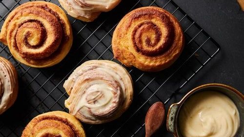 Ceva dulce. Cinnamon rolls, kanelbulle sau rulouri cu scorțișoară, un desert irezistibil care se poate face și din aluat de cozonac