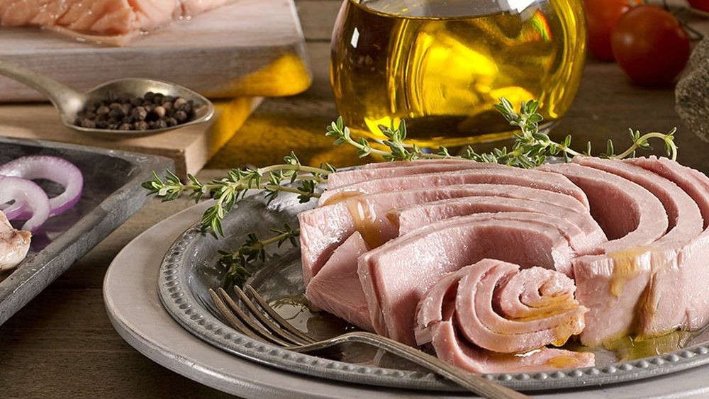 Surse de proteine în salate – de la pește la leguminoase/ Orice salată vegetală poate deveni o masă completă nutrițional, chiar un fel unic, dacă îi adăugăm proteine ușoare și carbohidrați complecși