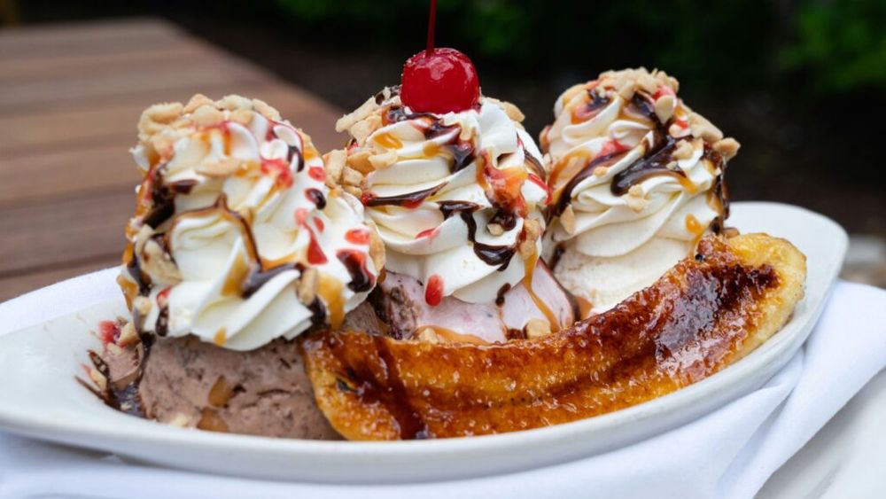 Povestea neștiută a desertului banana split, creat de un băiat de farmacie în anii '80  în Statele Unite