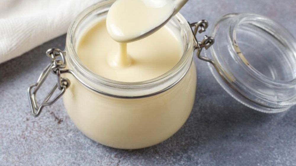 ABC în bucătărie | Cum prepari Crème Anglaise, sosul de vanilie care dă aromă deserturilor/ Iată ce să faci și ce să nu faci ca să iasă perfect și să nu se taie