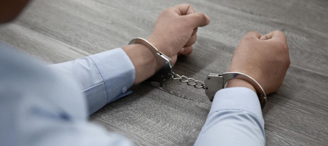 Şase persoane şi o societate comercială, trimise în judecată pentru obţinerea ilegală de fonduri publice prin angajări fictive, fals în înscrisuri şi comercializarea de produse alimentare alterate