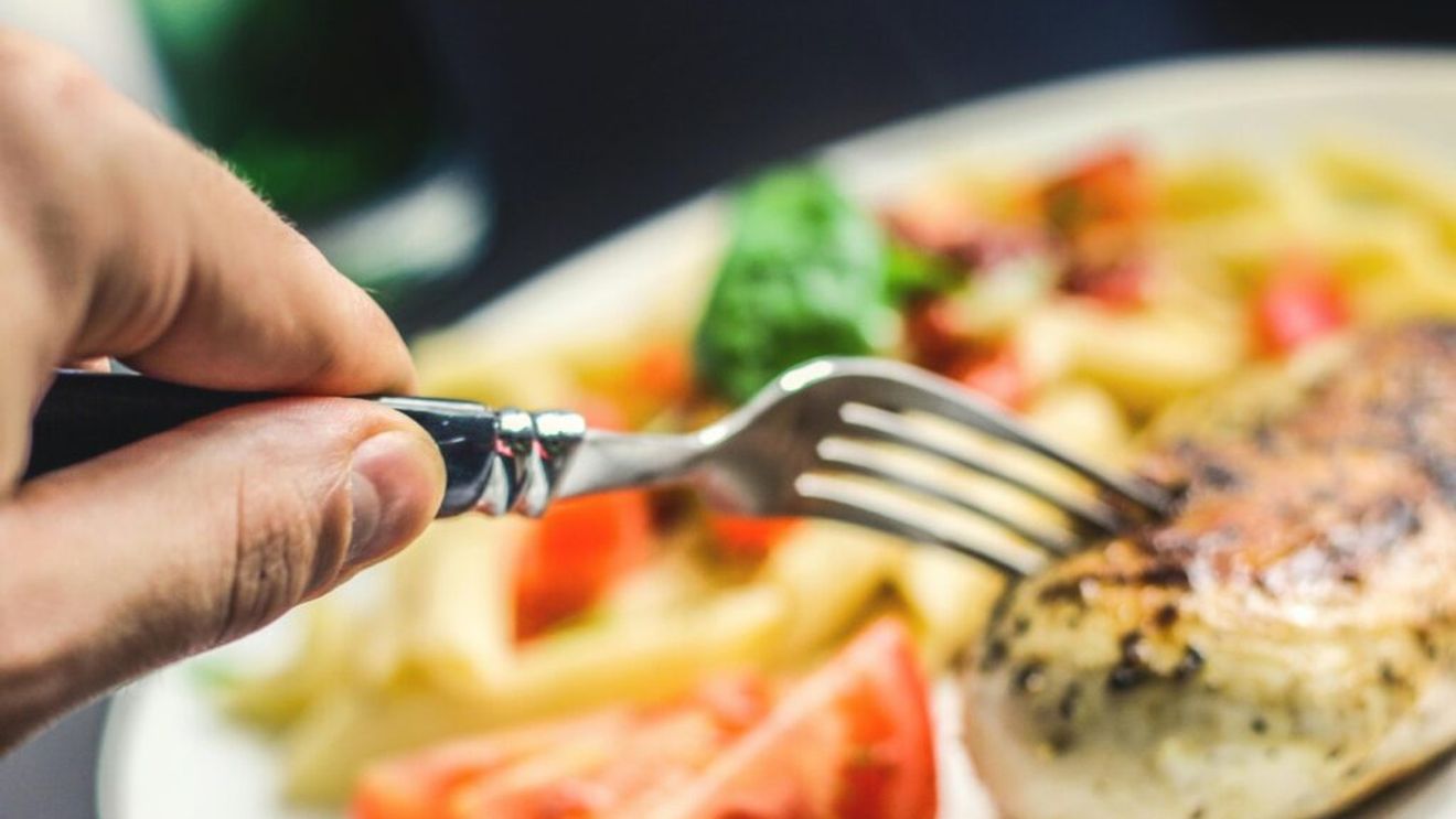 Cum ai putea învinge constipația cronică? Simplu!  Fistic, kefir și somon sunt doar câteva dintre alimentele benefice