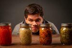 9 alimente fermentate care pot susține sănătatea intestinului și digestia / Ce spun studiile despre kefir, kimchi, iaurt sau kombucha