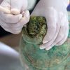 O băutură a rezistat 2.200 de ani într-un mormânt / Vasul din bronz, sigilat, ascundea aproape patru litri de alcool vechi de peste două milenii