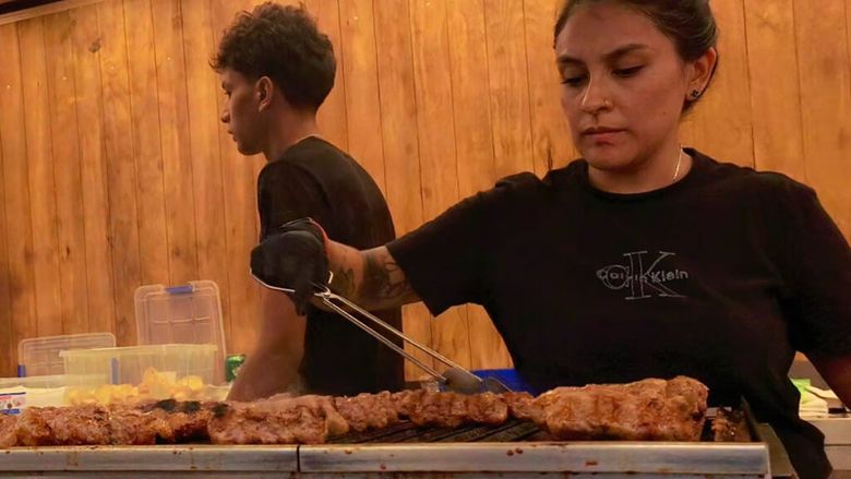 VIDEO FOTO | Cum au petrecut românii din Catalonia cu mici, gulaș și gogoși. Coada la mici s-a întins, nu doar în lungime,ci și până târziu în noapte
