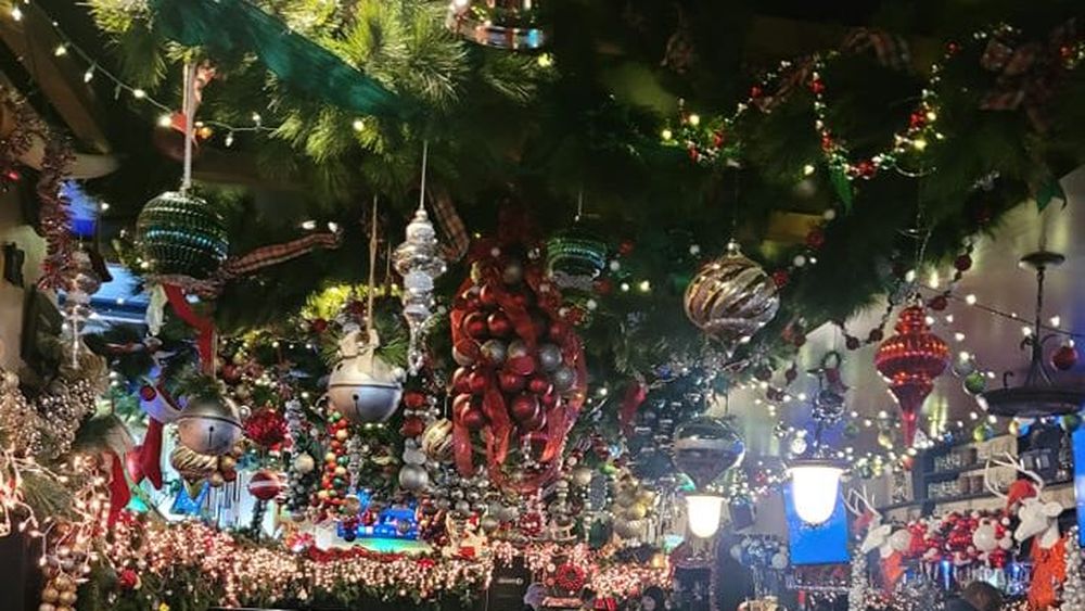 FOTO: Un celebru restaurant din SUA a depășit toate așteptările în materie de extravaganță, înainte de Crăciun. Proprietarii au montat mii de ornamente, luminițe și sute de metri de ghirlande. Localul, decorat cu 20 de brazi / În meniu a fost inclus „burger-ul de Crăciun”