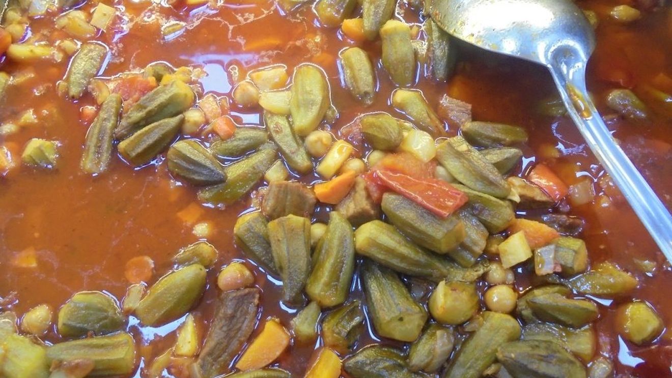 Lantulalimentar.ro în Piața Amzei – București: Un turc din orașul Mersin pune pe masa clienților carne de vită tranșată în Vrancea și gătită de un bucătar sosit din Adana