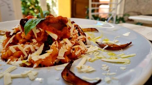 FOTO Ce mănâncă italienii / Prosciutto nu se vinde la kilogram, legumele se dau la bucată, iar relațiile dintre oameni primează mâncării din farfurie / Reportaj la firul busuiocului