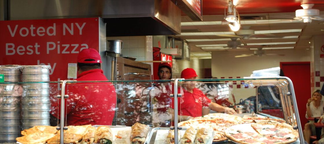 Secretul gustului de pizza din New York / Un lanț de restaurante cu acest specific recreează în laborator apa folosită la aluat