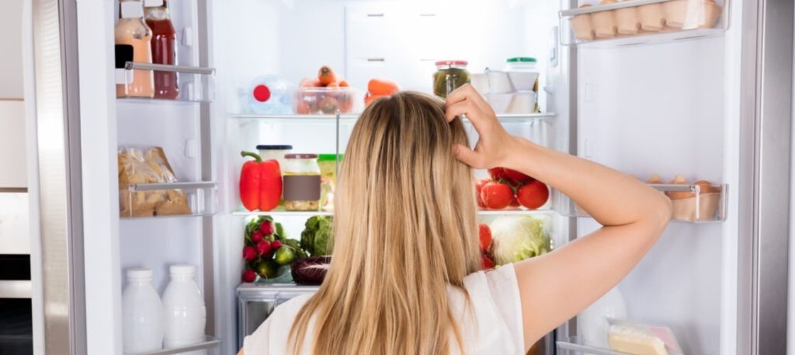 9 alimente pe care nu ar trebui să le ții pe ușa frigiderului / Unde se păstrează corect laptele, ouăle și iaurtul