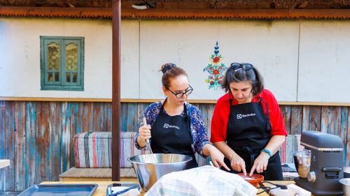 Seria documentară „Portret gastronomic local” aduce România autentică pe YouTube / Tradițiile culinare devin celebre, iar publicul descoperă rețete și povești autentice