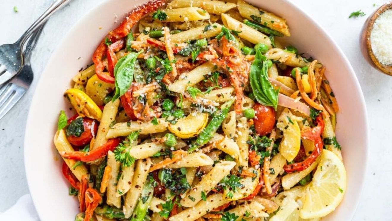 Pastele de vineri seara. Pasta primavera, rețetă de sezon folosind paste scurte, legume de tot felul, unt și parmezan