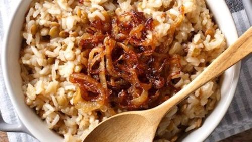 Mâncare orientală plină de arome din linte și orez, cu ceapă caramelizată deasupra. Se numește mujaddara și aparține bucătăriei Orientului Mijlociu