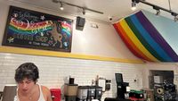 Un lanț de cafenele din San Francisco stârnește furia clienților LGBTQ+/ Disputa privind îndepărtarea steagurilor Pride stârnește reacții puternice, de la petiții publice și până la boicotarea acestui brand