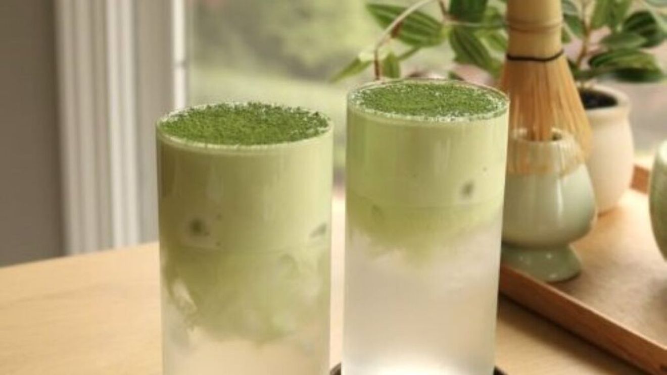 VIDEO/ Matcha cloud cu apă de cocos și gheață, băutura verii devenită virală pe rețelele de socializare, cu sau fără lapte