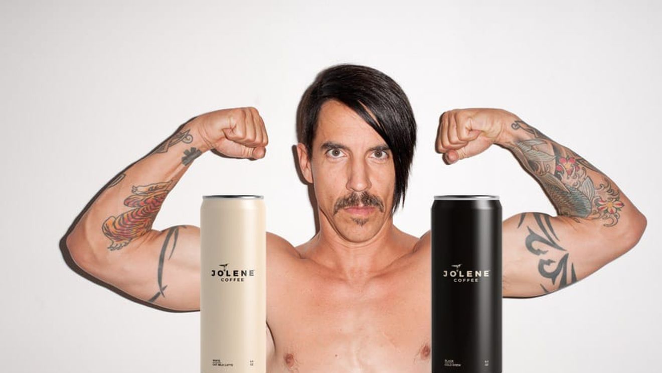 Solistul trupei Red Hot Chili Peppers, Anthony Kiedis, a lansat un nou brand de cafea / Jolene, cafeaua ready-to-drink, special concepută pentru a fi consumată la concerte/ Boabele provin de la o cooperativă exclusiv feminină, din Peru