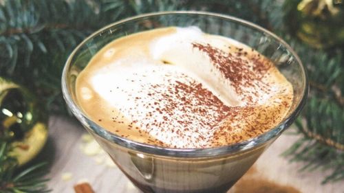 VIDEO Cafeaua eggnog, propusă de Lavazza, un deliciu de weekend friguros/ Este rețeta de șodou a bunicii, transformată în cafea