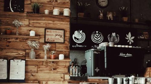 Se poate ține o cafenea doar din vânzarea de cafea? Doi antreprenori au început din pasiune și astăzi văd doar problemele