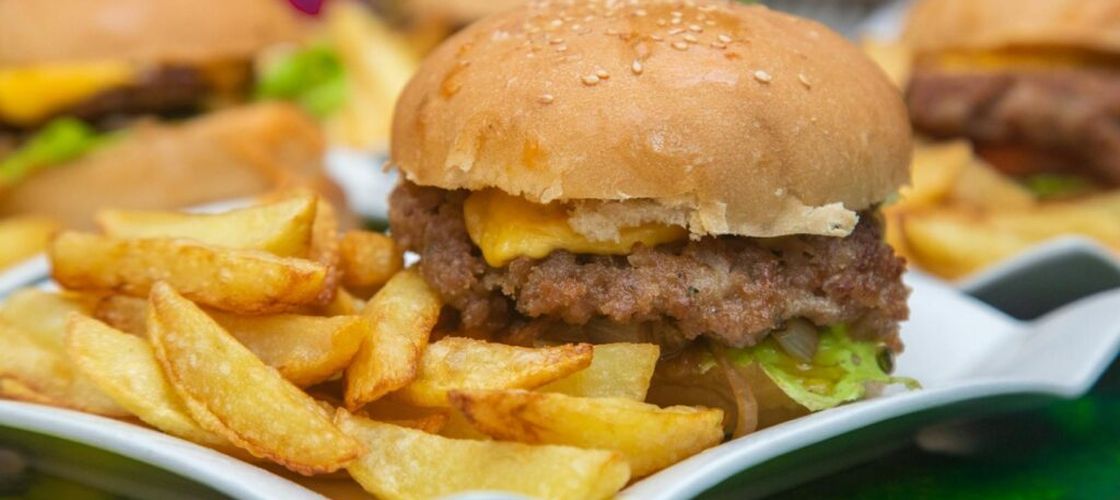 „Gastroficarea” orașelor. De ce mâncarea a ajuns să aibă același gust peste tot, iar oamenii aleg în proporție tot mai mare produse pe care le cunosc