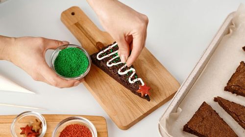 Ceva dulce. Brownies din pâine și ciocolată, pe care le putem tăia și decora ca niște brăduți. O idee pentru a refolosi pâinea rămasă din zilele de sărbătoare