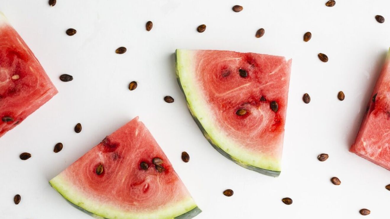 Încă nu e târziu să conservați toate semințele de pepene roșu pe care de obicei le aruncați. Sunt un concentrat incredibil de sănătate și pot fi consumate în mai multe feluri