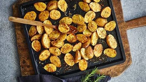 Idei de cină: Cartofi la cuptor cu pesto de rozmarin/ Cină de post sau garnitură pentru friptura de Crăciun/ Rețetele Juanitei