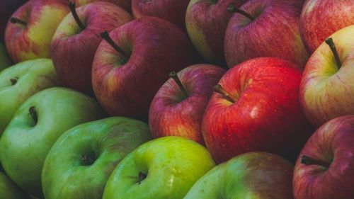 Depozit de legume-fructe din Dâmbovița, închis de autorități / Vindea mere din Polonia ca fiind mere de Voinești și varză din Macedonia ca fiind de Slobozia Moară