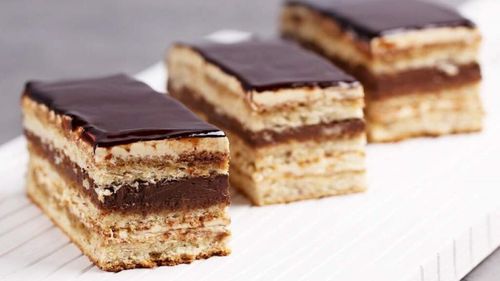 Opéra, tortul elegant și rafinat din patiseria franceză devenit un simbol al Parisului. Rețeta prevede cremă de unt cu cafea, ganache de ciocolată și blat cu migdale care amintește de Gioconda