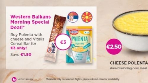 „Mămăligă” la înălțime? Ei bine, da! O companie aeriană preferată de români vinde „polenta” la plic, la bordul aeronavelor / Cât costă preparatul