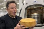 Alimentul frațuzesc care a ajuns în spațiu / Elon Musk a sugerat că la bordul SpaceX se află o „încărcătură secretă”, într-un cilindru metalic inscripționat cu mesajul „Top Secret”