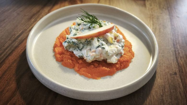 VIDEO FOTO | Rețetele Juanitei | Salată cu măr, leurdă și rădăcinoase/ Totul servit cu cartof dulce și sos de iaurt/ O idee simplă de preparat fresh