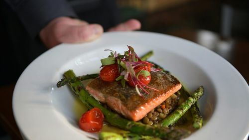 Vrei să mănânci proteine și nu știi exact ce alimente sunt ideale? / Nutriționiștii recomandă lintea, somonul, curcanul sau brânza de vaci și spun că acestea conțin mai multe proteine decât un ou