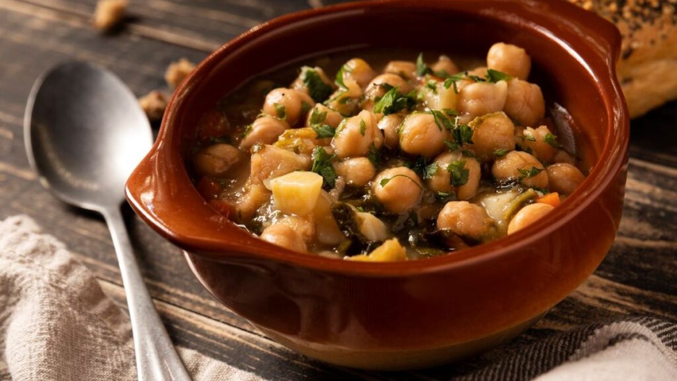 Două ingrediente simple care fac orice supă sau mâncare de năut irezistibile. Se adaugă spre final și dau un buchet aromatic în perfect echilibru. O rețetă simplă de supă de năut pentru cină