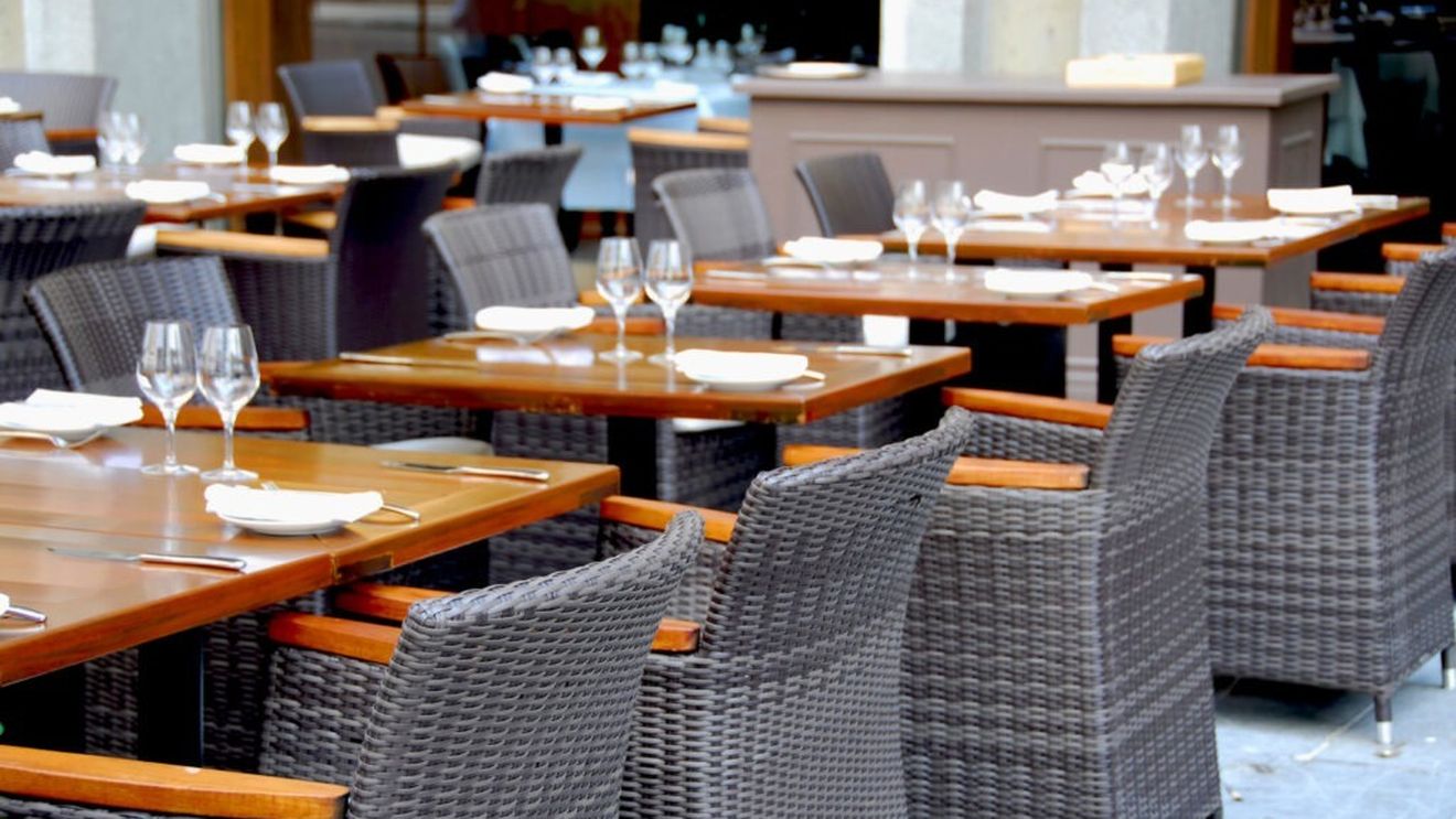 Studiu: Românii comandă mâncare mai des decât ies la restaurant. Bonul mediu pentru o comandă este de 61 lei/persoană. Apel la sindicalizare pentru studii în privința comportamentului consumatorilor