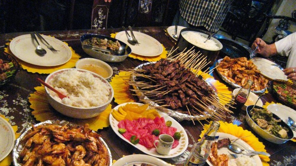 VIDEO / Mâncare filipineză oferită comunității la Timișoara de o tânără căsătorită cu un român, contra unei donații de 35 de lei