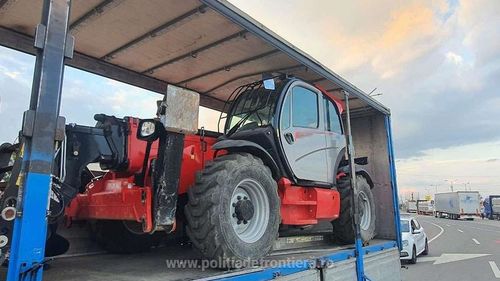 Utilaje agricole în valoare de 270.000 de euro, confiscate de poliţiştii de frontieră / Un şofer a fost oprit după o urmărire cu drona