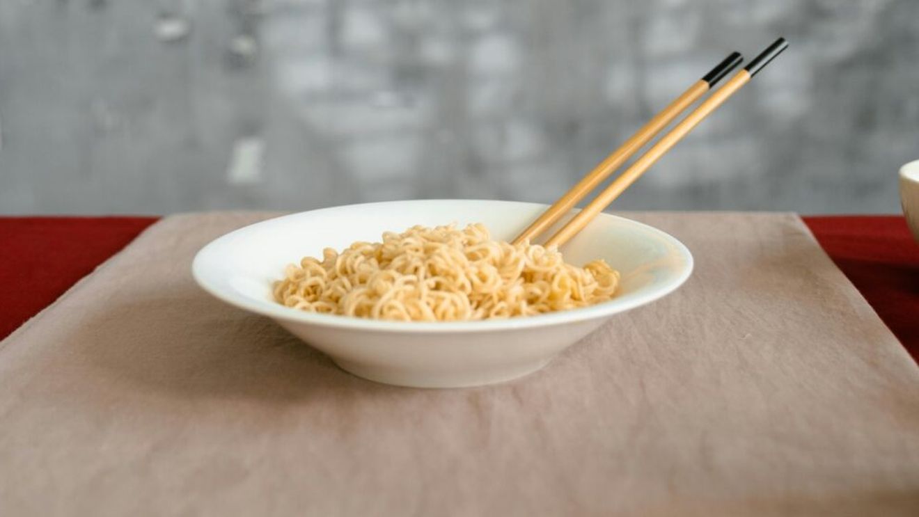 Știai că poți face ca și alimentele instant să devină sănătoase? / O nutriționistă asiatico-americană își spune povestea adaptării ei la dieta occidentală și explică, pas cu pas, cum putem face din alimentele instant unele pline de nutrienți