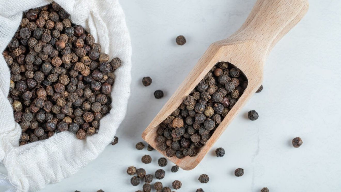 Piperul negru și uleiul de măsline pot crește absorbția vitaminelor din alimente / Cercetătorii explică de ce condimentarea și dressingul contează mai mult decât credem